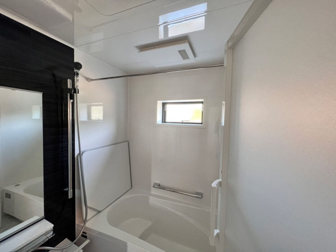 浴室換気乾燥暖房機が付いたバスルーム。すべり出し窓で自然の採光と換気が可能です